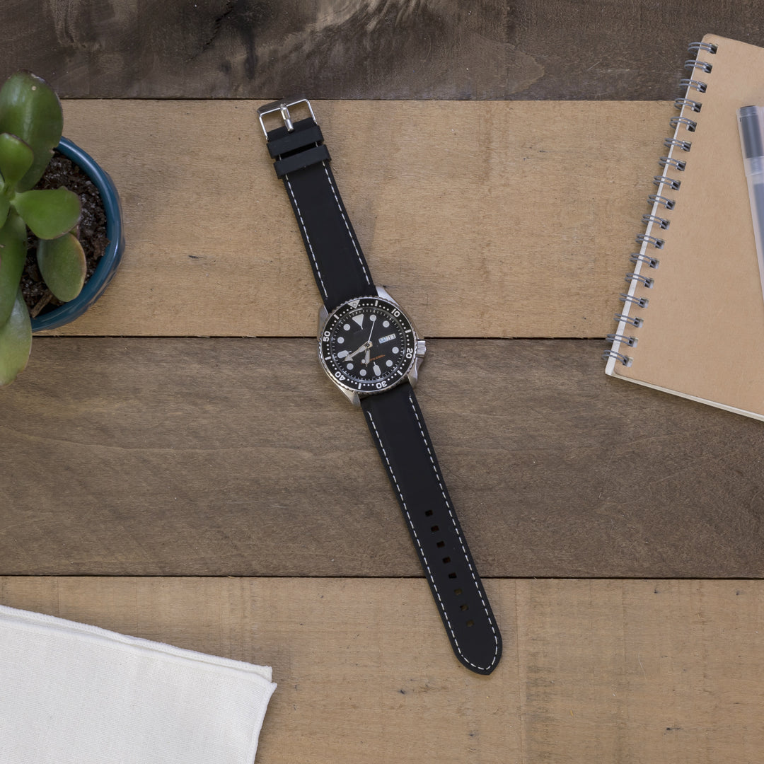 #color_black-with-white-stitching